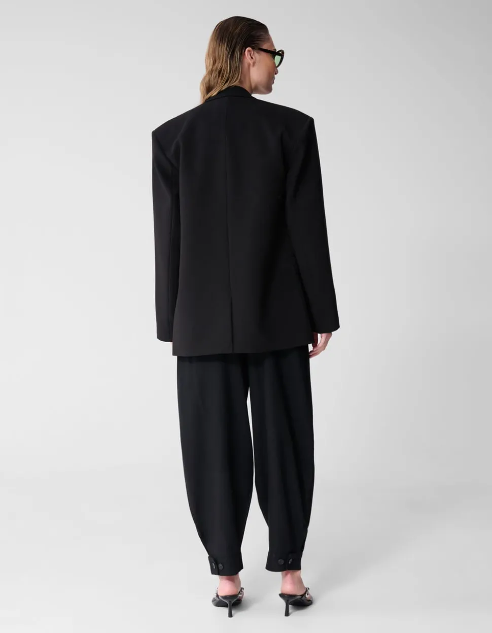 Big Shoulder Blazer Zwart By Lonneke